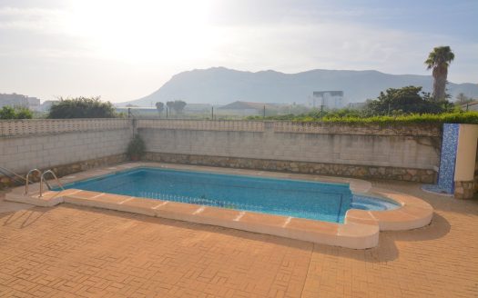 Villa op een ruim perceel in Denia