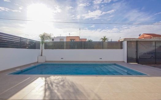 VIP1009 – Moderne villa met zwembad en dakterras in Torrevieja