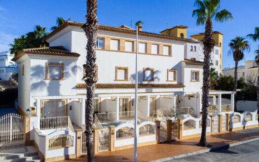 BPC4XY4604JAV – Dorpshuis in